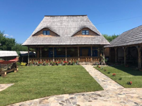 Casa Colț din Maramureș - Old Traditional House